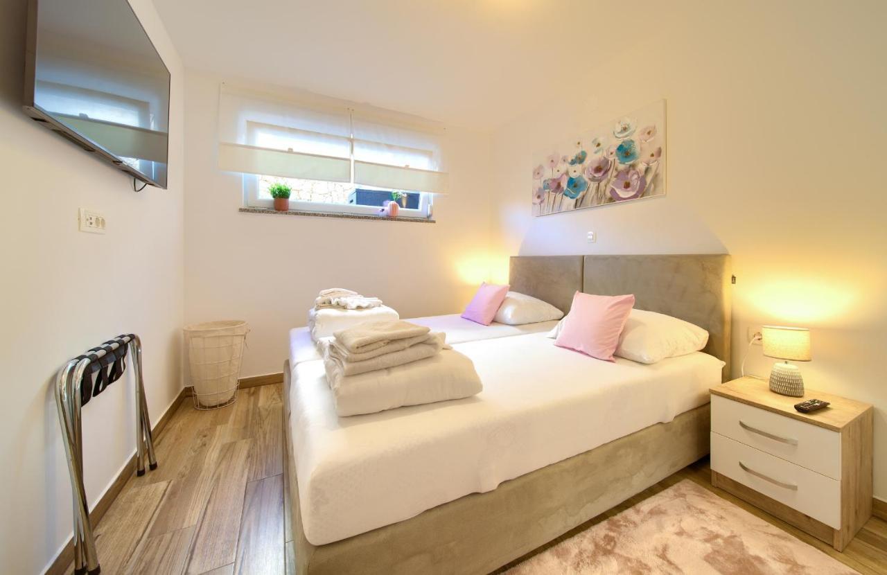 Solis Lacus Modern - Private Heated Pool - Smart Tv Sky X - Free Parking Apartment *